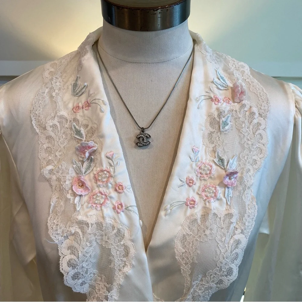 Vintage Sara Beth Elegant White Satin Lace Trimmed Robe w Floral Embroidery - Picture 3 of 6